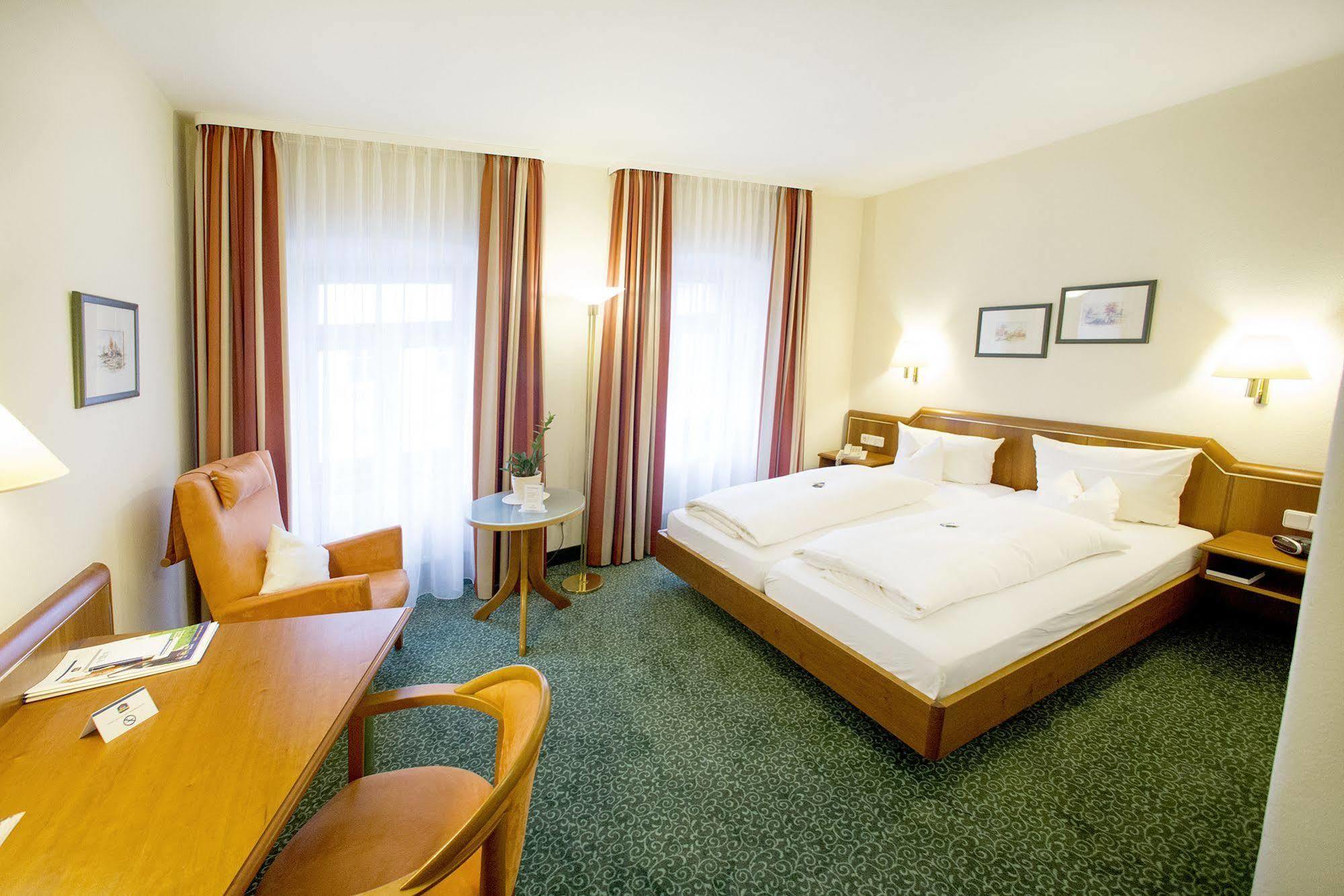 Hotel Weisses Lamm Veitshöchheim Екстериор снимка